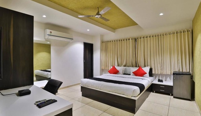 Dev Motel & Banquet in Nadiad