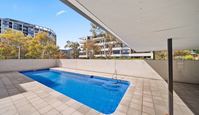 Elegant 2-Bed with Pool, Alfresco Dining & Balcony in Lyons