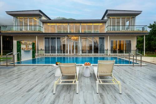 ELIVAAS Signature Meraki Villa - Luxe 5 BHK Glass Villa With Private Pool, Balcony, Garden & Gazebo