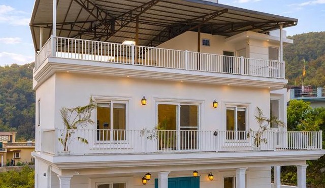 ELIVAAS Signature The Kimadi House 4-BHK English-Style Villa With Rooftop, Pool & Mussoorie Views