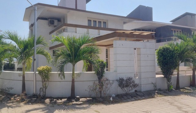 Family home near Airport & convention center, withFree Wi-Fi & aminities.