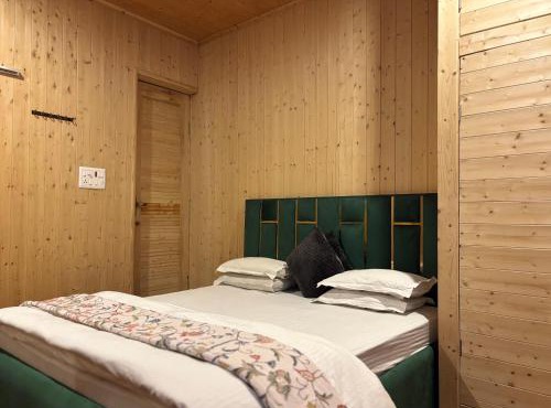 Favela Headrooms in Srinagar