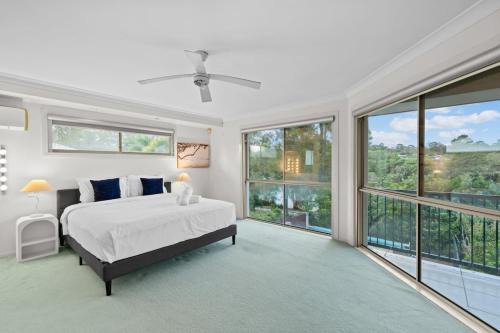 Front Lake View 4Bed Home with Pool and Mins to Mall in Doolandella