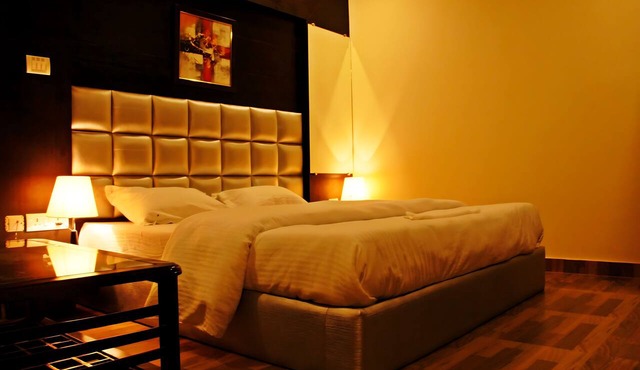 Green Palms Rubystone Exotic in Lansdowne
