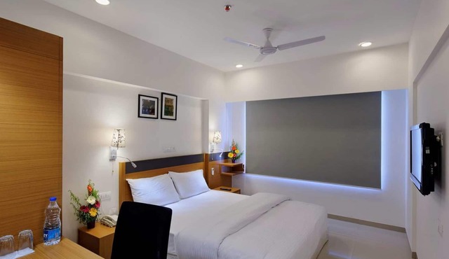 Hi5 Hotel & Experience
