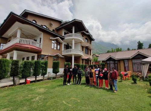 Himalayan villa in Srinagar