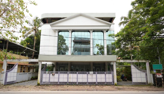 Holiday Home Cochin Located in Ernakulam Near to Gandhi Square, Poonithura.