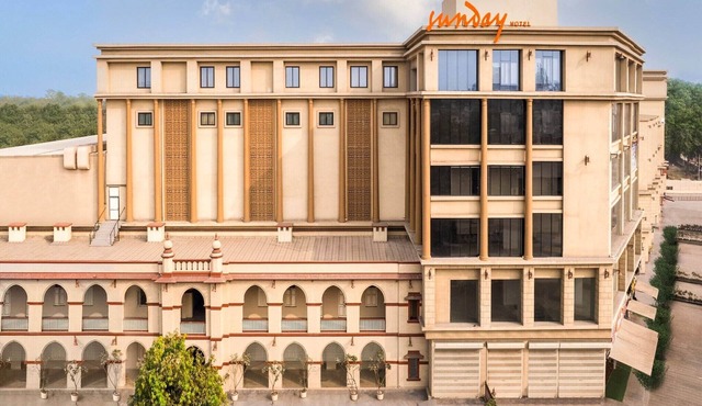 Hotel in Vadodara near Railway Station