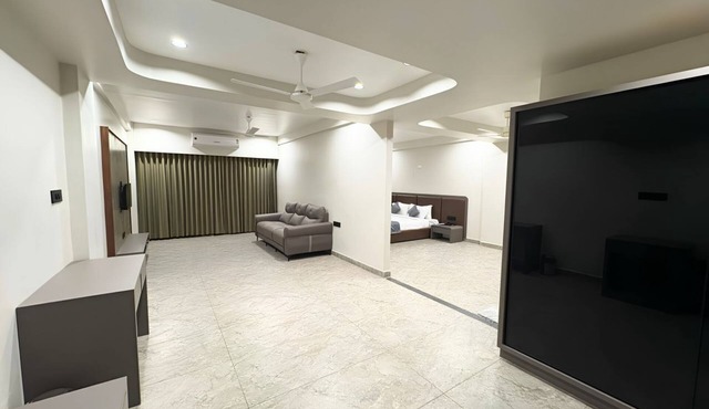 Hotel Kesharinandan in Barwala