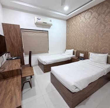Hotel SR Executive, Akola