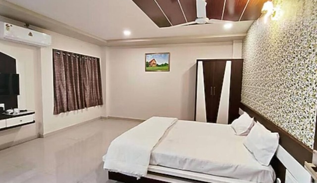 Hotel Tulsi Inn in Rajula