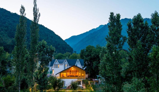 Moustache Pahalgam in Pahalgām