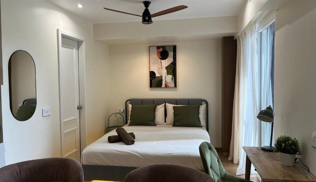 Neon - Royal Nest Aerotel with Pvt Balcony -1 km from Airport