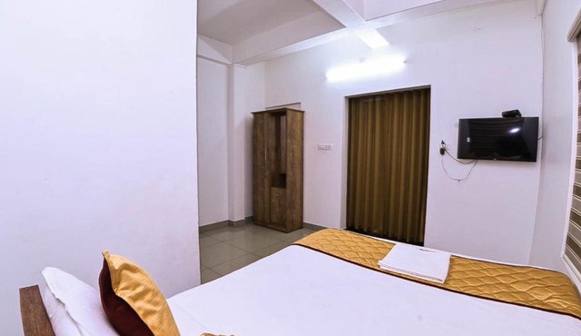 Nirupama,Hotel Aluva 700 Mtr From Aluva Railway Station