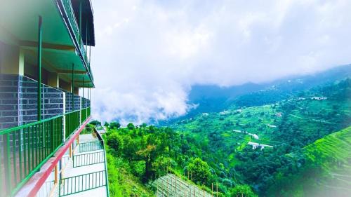 pristine mountain lodge in Chail