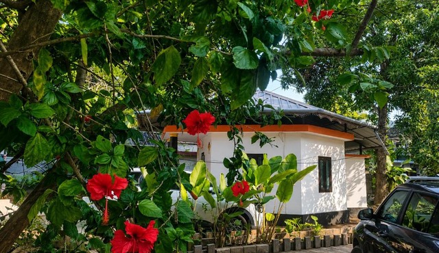 Private AC Cottage for 3 Friends at South Cliff Varkala