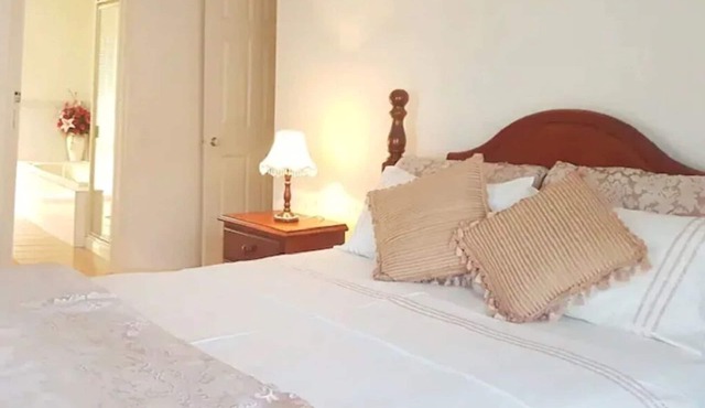 "Roxy" Spacious Cosy Getaway - Near Melbourne Airport in Roxburgh Park