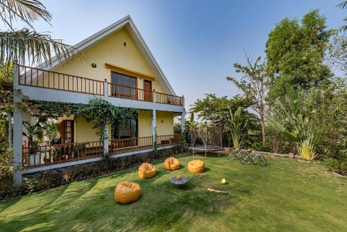 SaffronStays Happy Fields - Swimming pool farmhouse with farm views, hammocks & farm-to-table dining near Pune