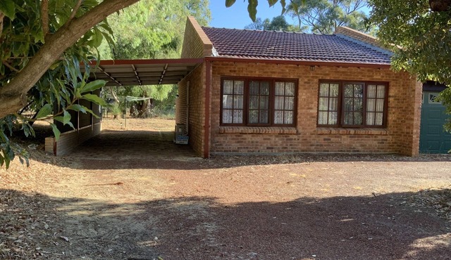 Self contained fully equipped 1 bedroomed studio on exclusive rural estate. in Carramar