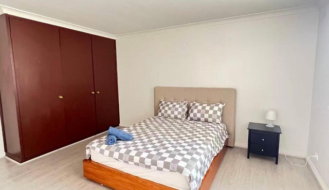 Spacious Queen Room with Easy CBD Access - CP3 in Sydney
