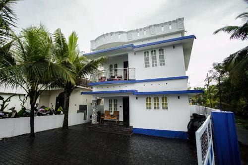 SR Lakefront Villa & Luxury houseboats