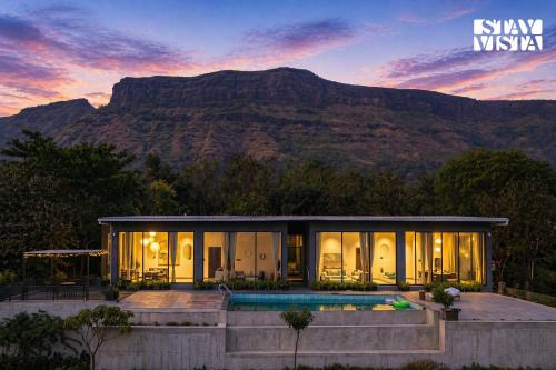 StayVista at Evara Farms with Pool, Lawn & Mountain View