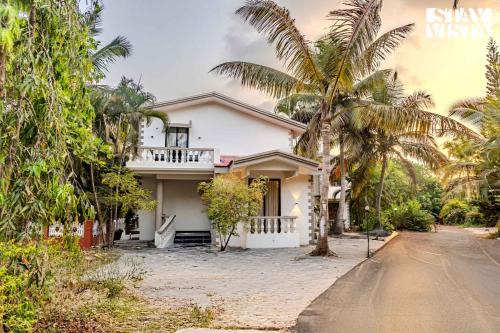 StayVista at Tarikas Goldshore with BBQ, Pool & Wi-Fi
