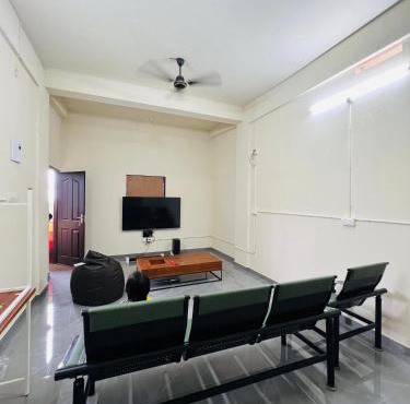 StayZO MENS HOSTEL & DAILY ROOMS