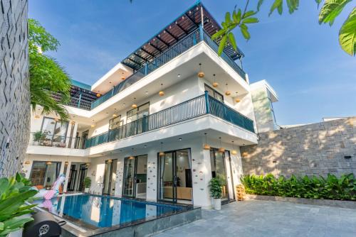 Sunny Beach Villa in Danang