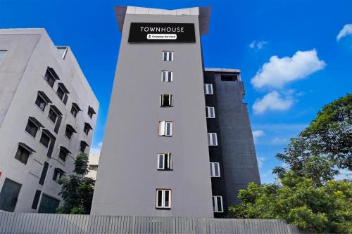 Super Townhouse Balewadi High Street