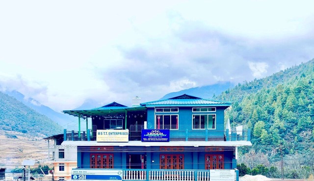 Tenzin Homestay — Cozy Stay with Free Wi-Fi, Parking & Mountain Views in Dirang in Dirang