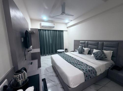 The 7 elevan hotel in Sānand