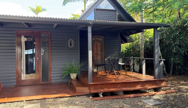 Timber & Tide | Beachside - Private - Unique - 8km to the city in Machans Beach