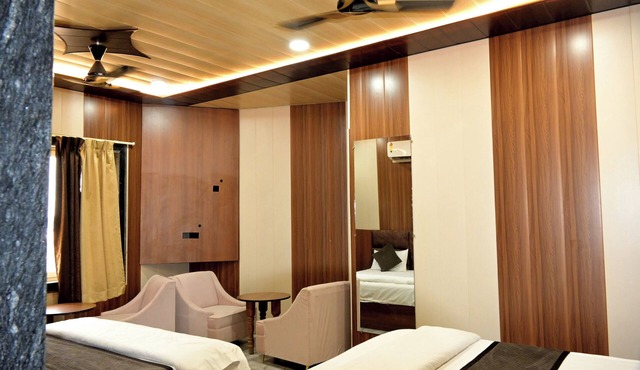 Triveni Gest House in Chhata