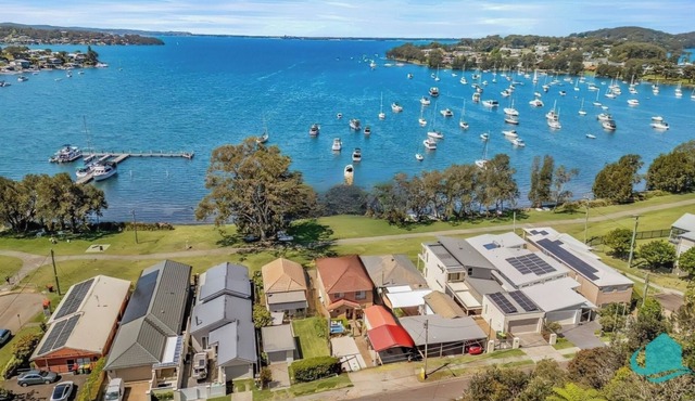 Wangi Waterfront Escape, Walk to Cafes, Parks & Lake Reserve in Wangi Wangi