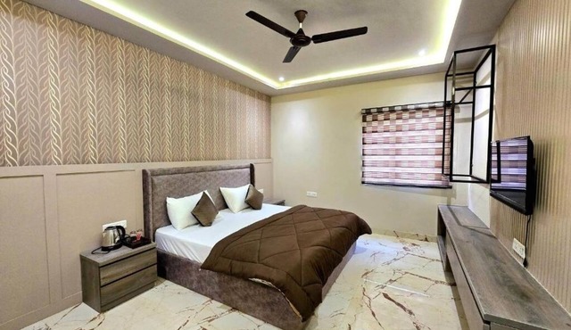 Zipcode Stay : Deluxe King Room in Agra
