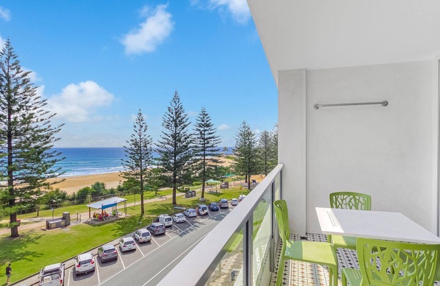 Rainbow Pacific Unit 12 - Beachfront unit a great spot for a family beach holiday with Wi-Fi Inc. in Coolangatta