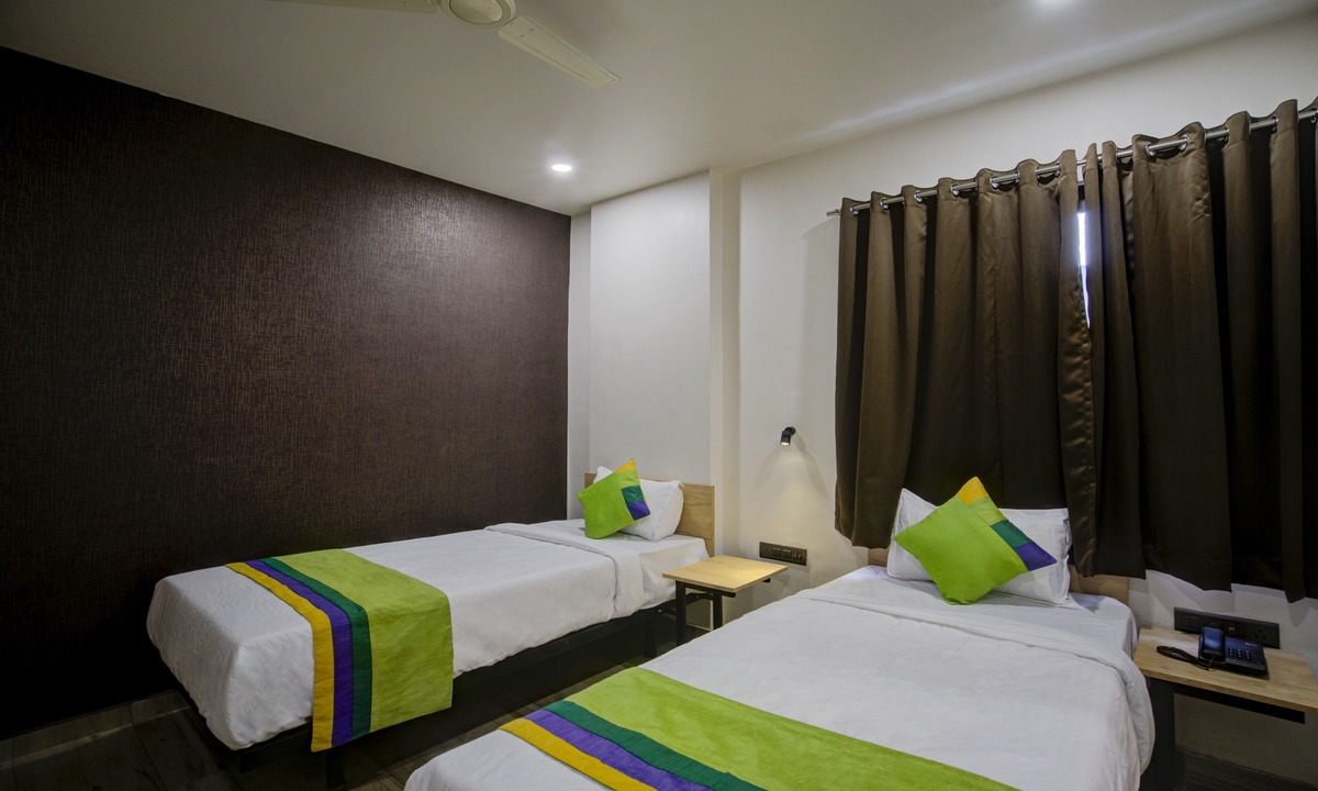Udhna Hotel | Treebo Grand Lotus