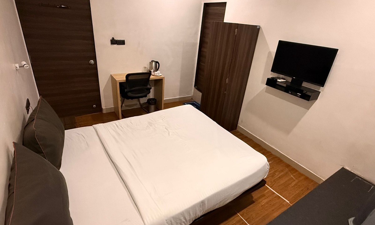 Udhna Hotel | HOTEL LOTUS