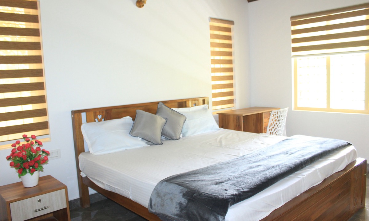 Elappara Villa | 2bhk Homestay With Pool, BBQ and Campfire - Oakwood Oasis