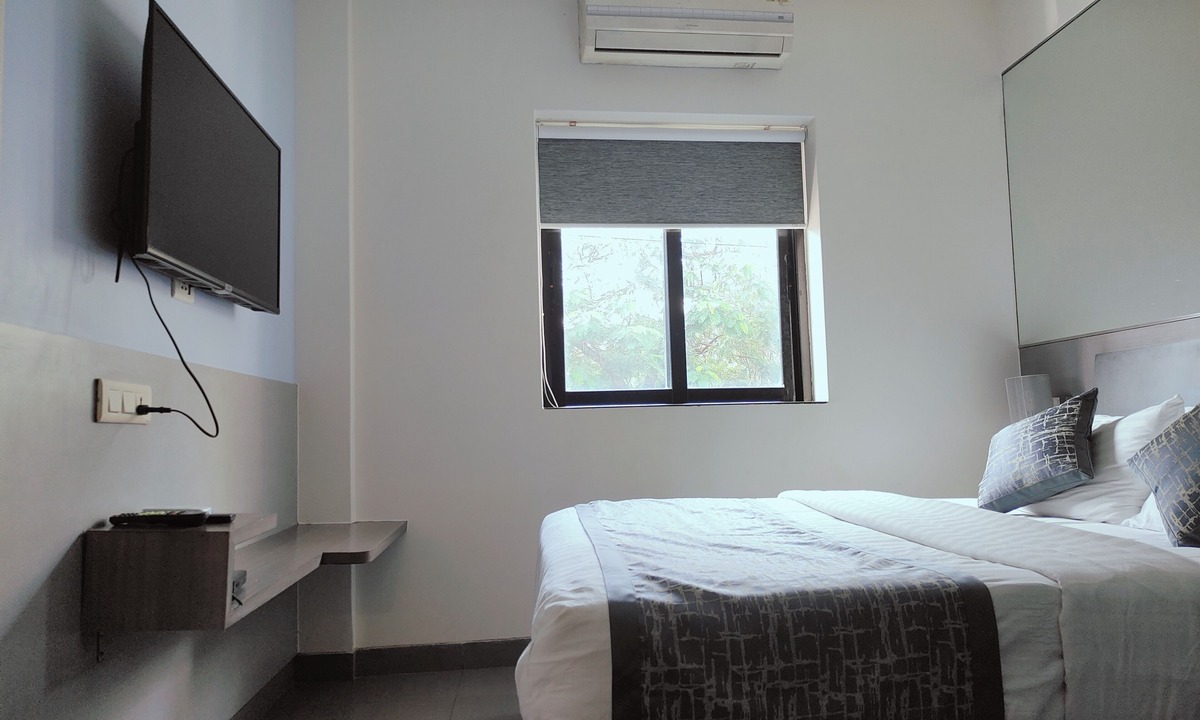 Wellington Pier Cabin | Apollo Guest House – Colaba Causeway