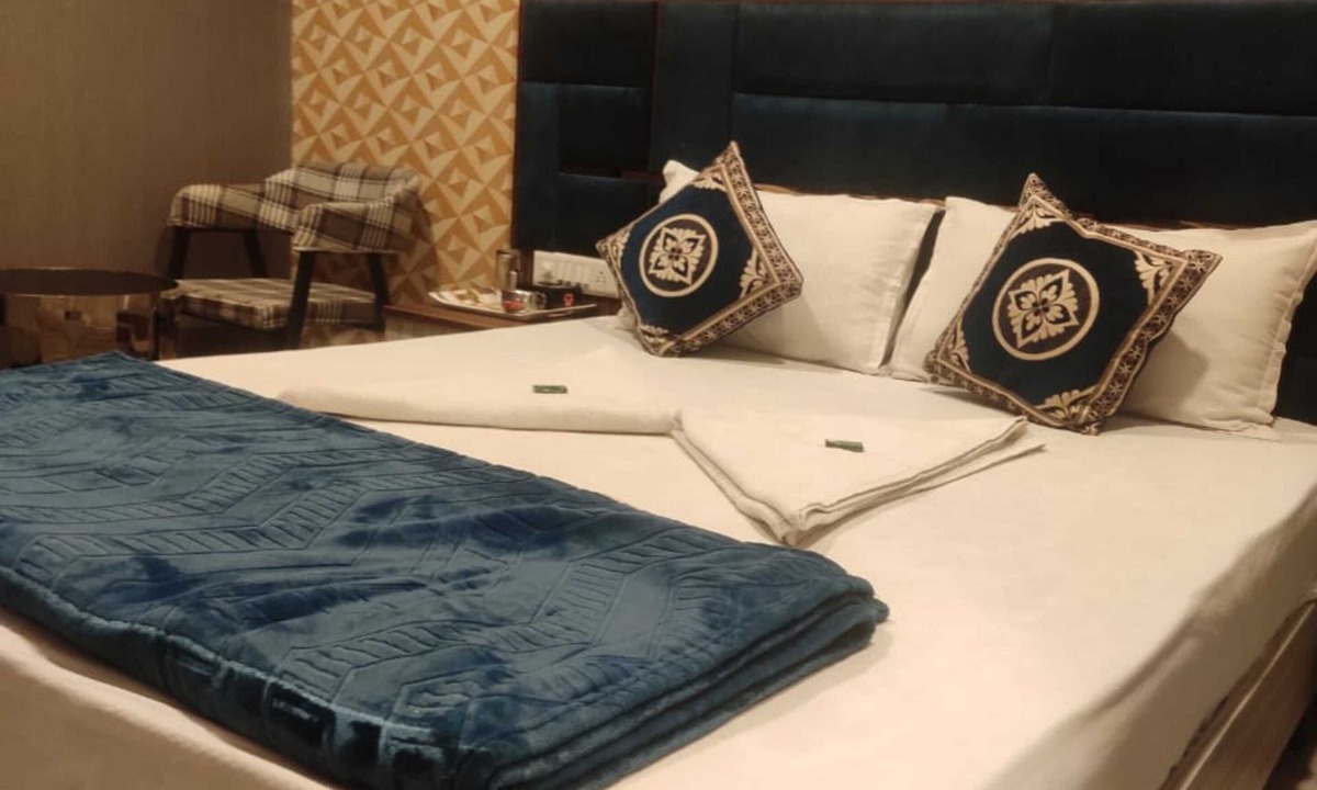 Kandiwali West Hotel | Hotel Royal Inn