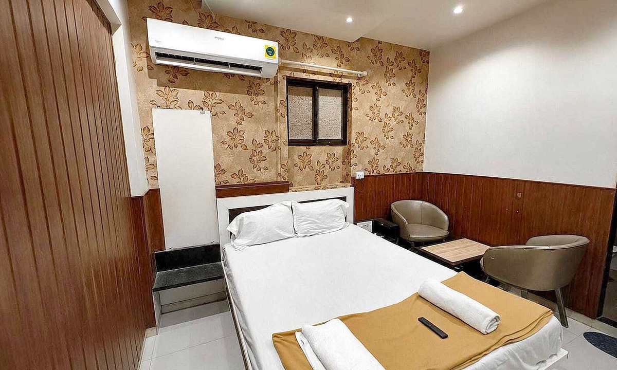 Kandiwali West House | Classic Sri Sai Regency
