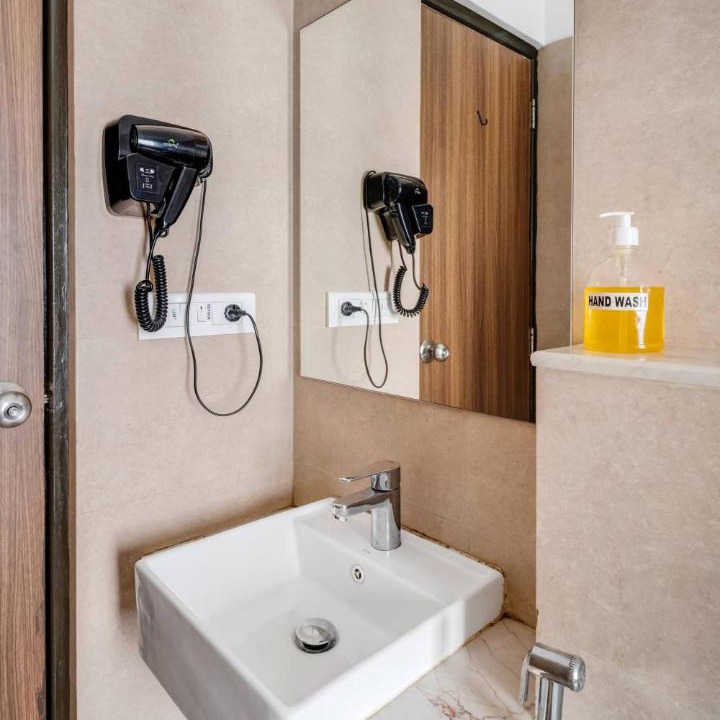 Khar Apartment | Tao C Cozy Private Room in Shared 3BHK