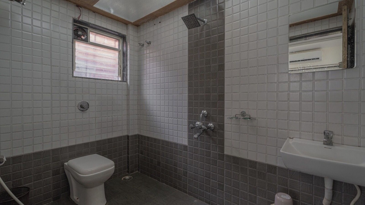 Photo of Bathroom in Mahabaleshwar