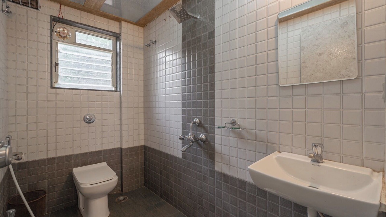 Photo of Bathroom in Mahabaleshwar