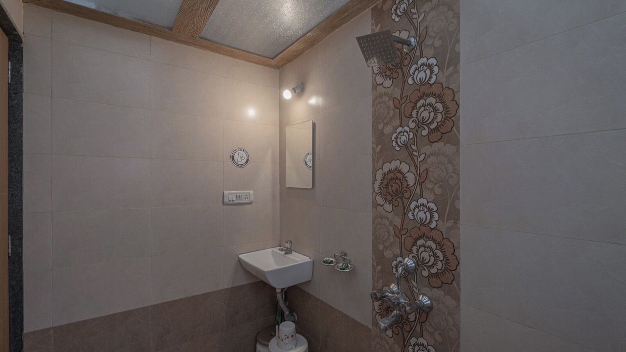 Photo of Bathroom in Mahabaleshwar