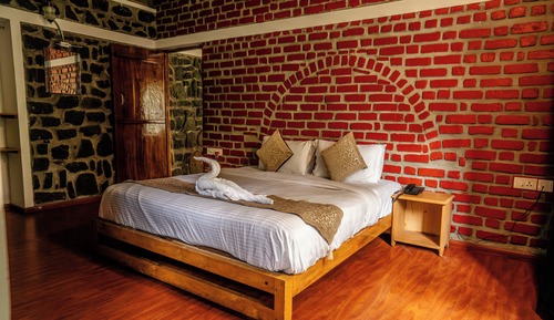 One Bedroom Garden View Suite with Balcony