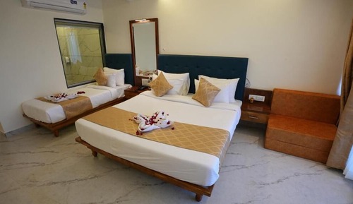 Triple Suite with Balcony Swimming Pool and Lake View