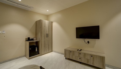 Business Suite, 1 Bedroom, Refrigerator, City View